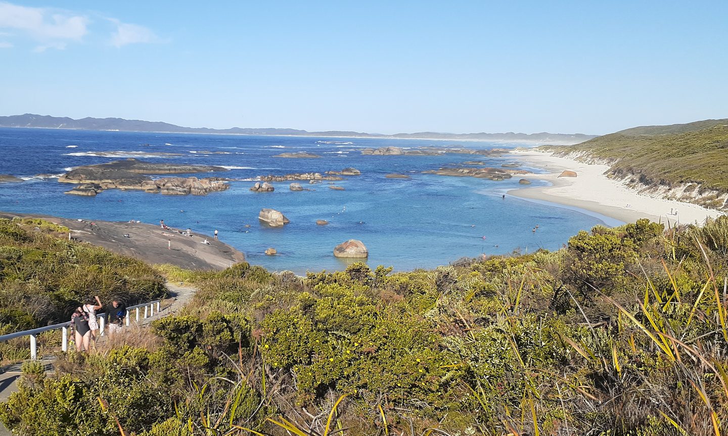 Türkisfarbenes Wasser und Granitfelsen am Greens Pool, mit Strand und Küstenvegetation.