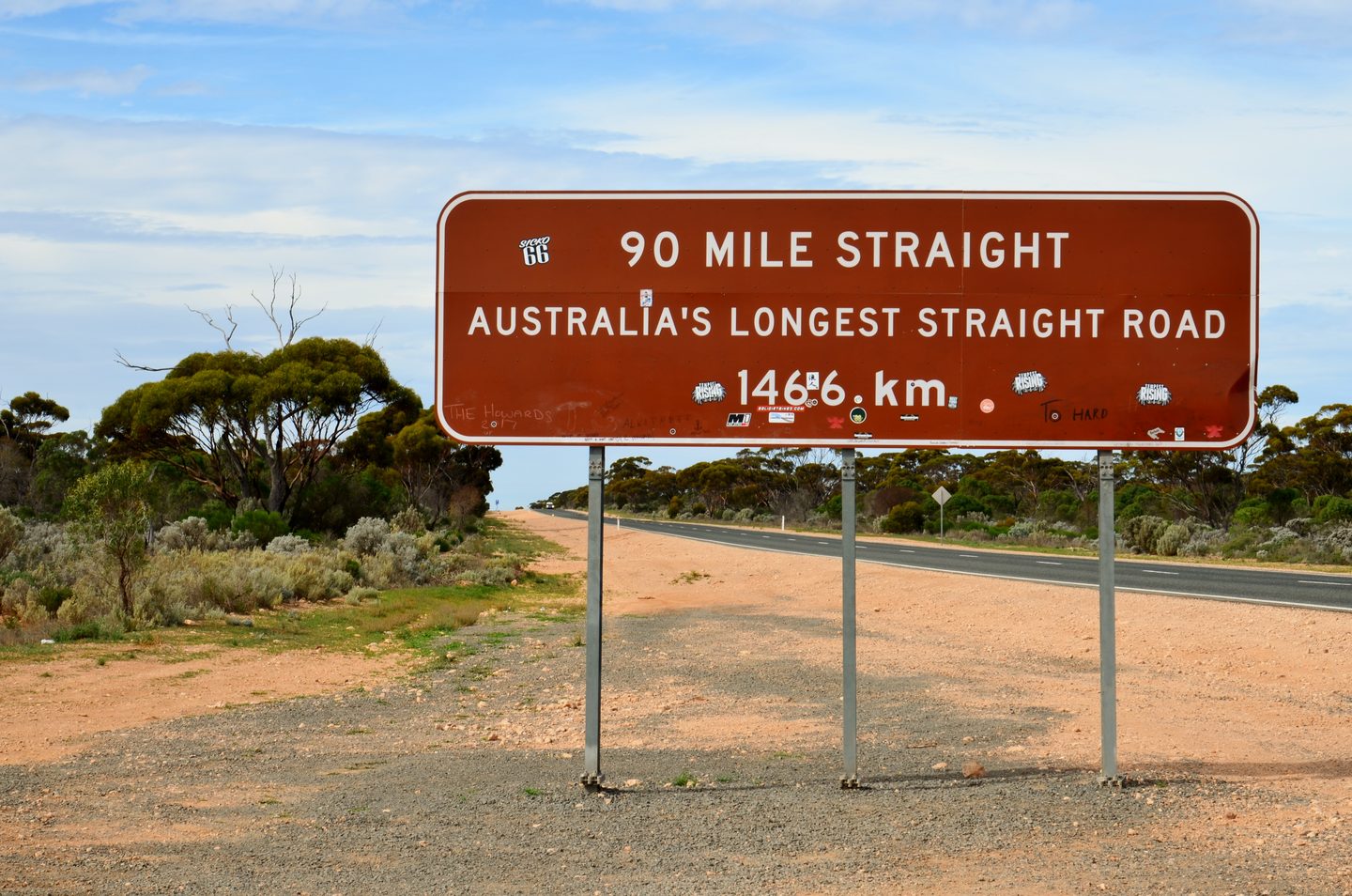 Das Straßenschild zur 90 Mile Straight bei Balladonia mit der Angabe 146,6 Kilometer.