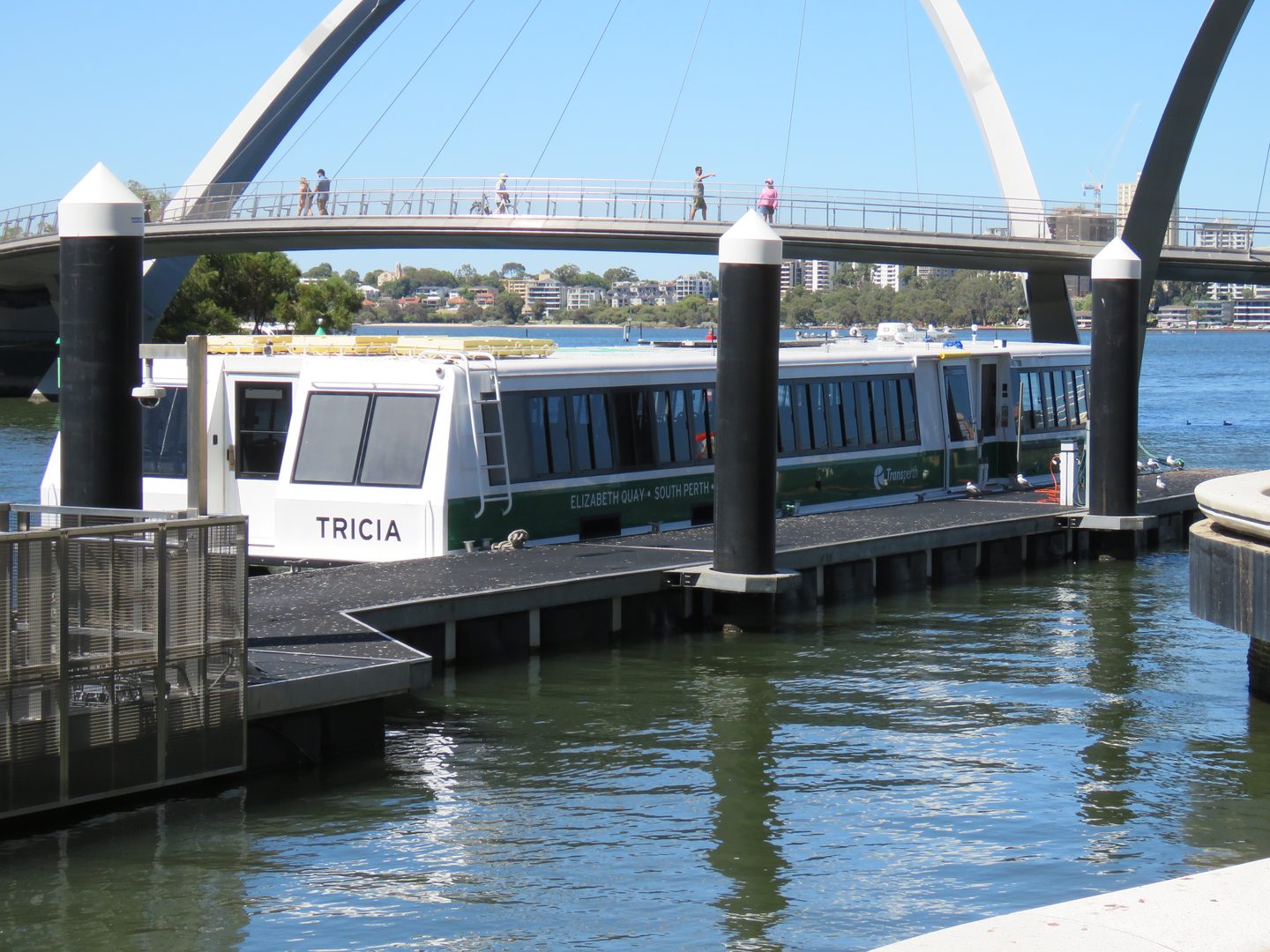 Die Fähre MV Tricia liegt unter der Fußgängerbrücke am Elizabeth Quay in Perth.