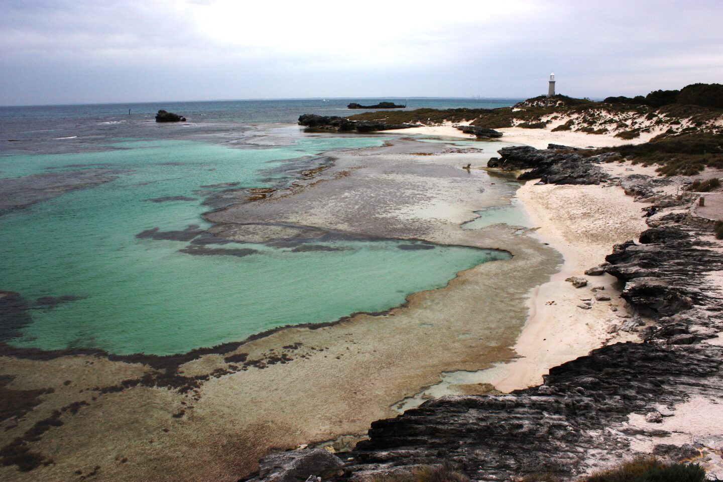 Türkisfarbenes Wasser und Kalksteinriff bei The Basin auf Rottnest Island.